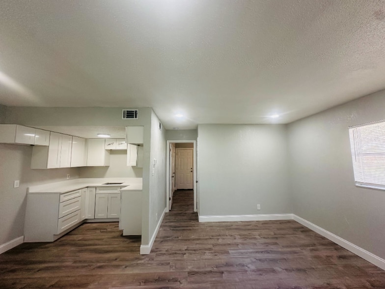 Building Photo - 618 93rd Ave N