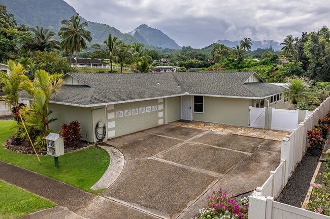 Primary Photo - Kailua, Charming 3-Bed, 2-Bath with Swimmi...