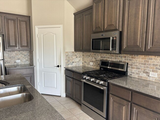 Building Photo - Beautiful 3/2/2 Minutes from Sherman's Town Center!