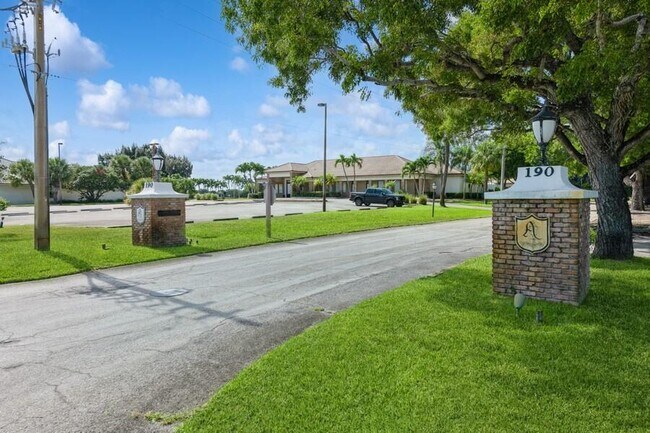 Building Photo - 160 Palm Cir