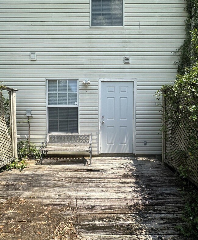 Building Photo - 852 Dunwoody Pl