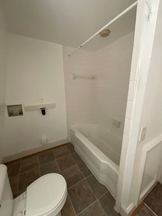 Building Photo - Adorable One Bedroom in Historic Downtown Portsmouth