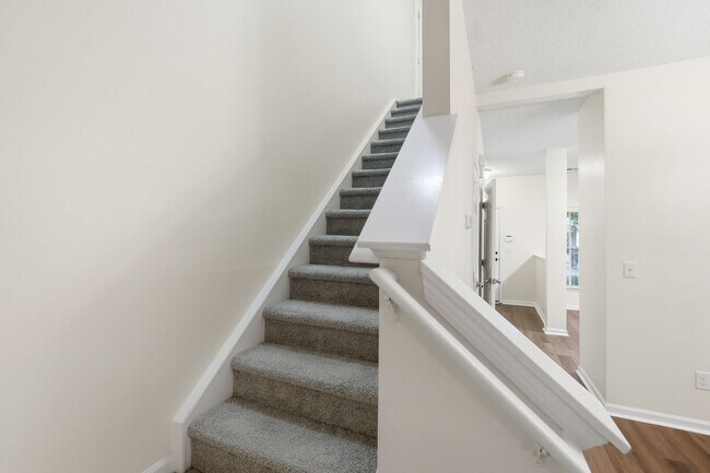 Building Photo - Beautiful Matthews Townhome with Updated Interior & Community Pool