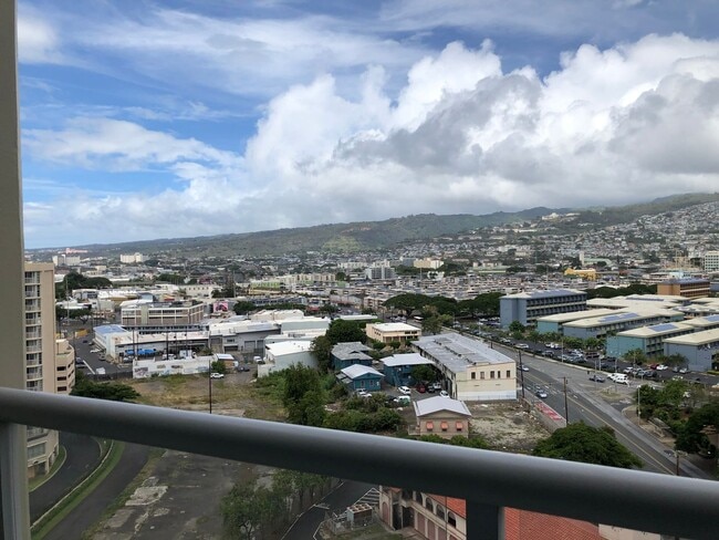 Building Photo - Breathtaking mountain view, 1 bdrm, 1 bath...