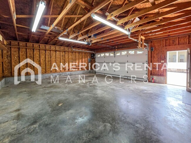 Building Photo - Newly Renovated and Ready for Move In!