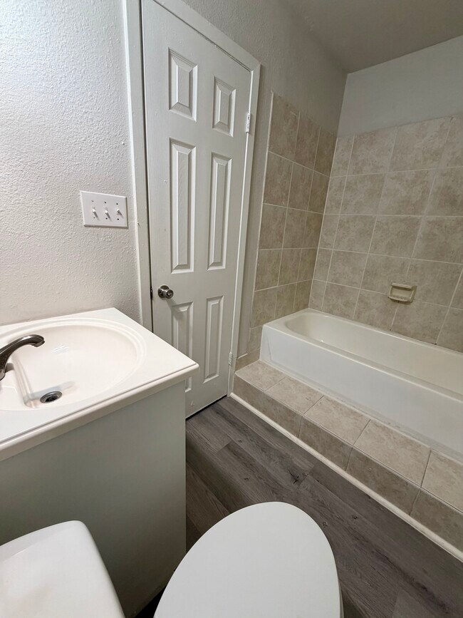 Building Photo - 1107 Girard St