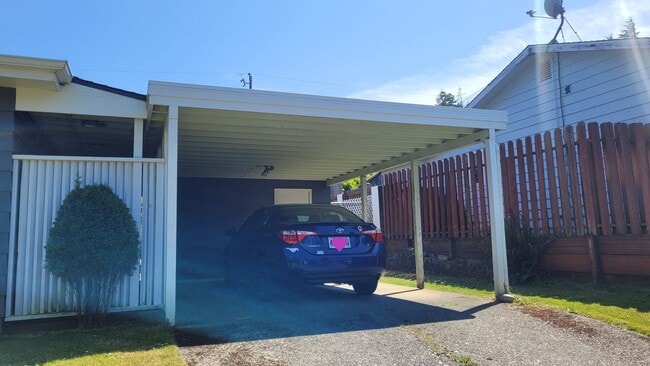 Building Photo - Family Home in Desirable Neighborhood!