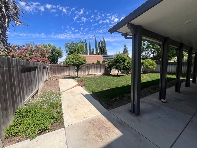 Building Photo - Bright & Spacious Woodland Home with Functional Layout 3 bed/2.5 bath