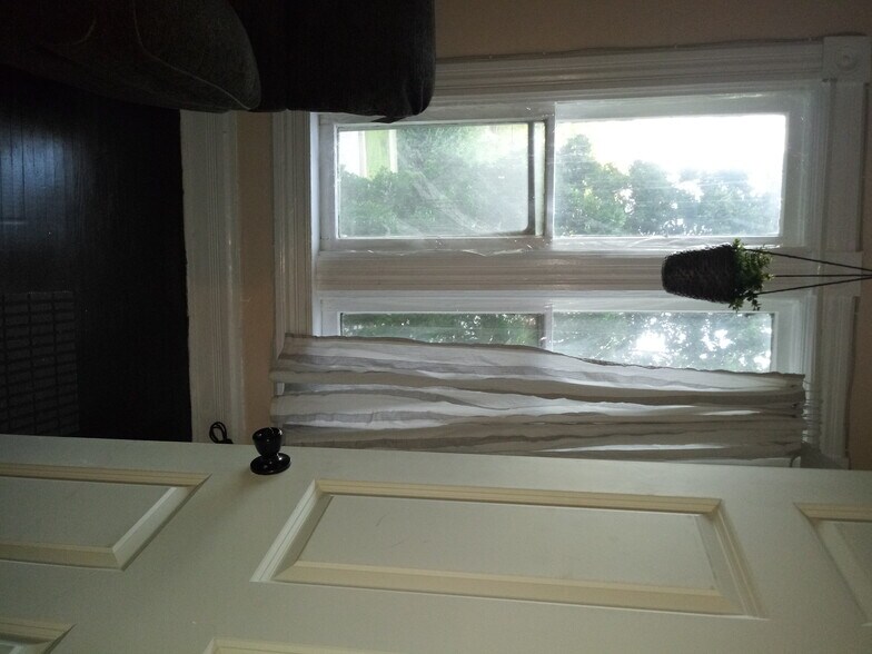 Building Photo - 520 Lawrence Ave