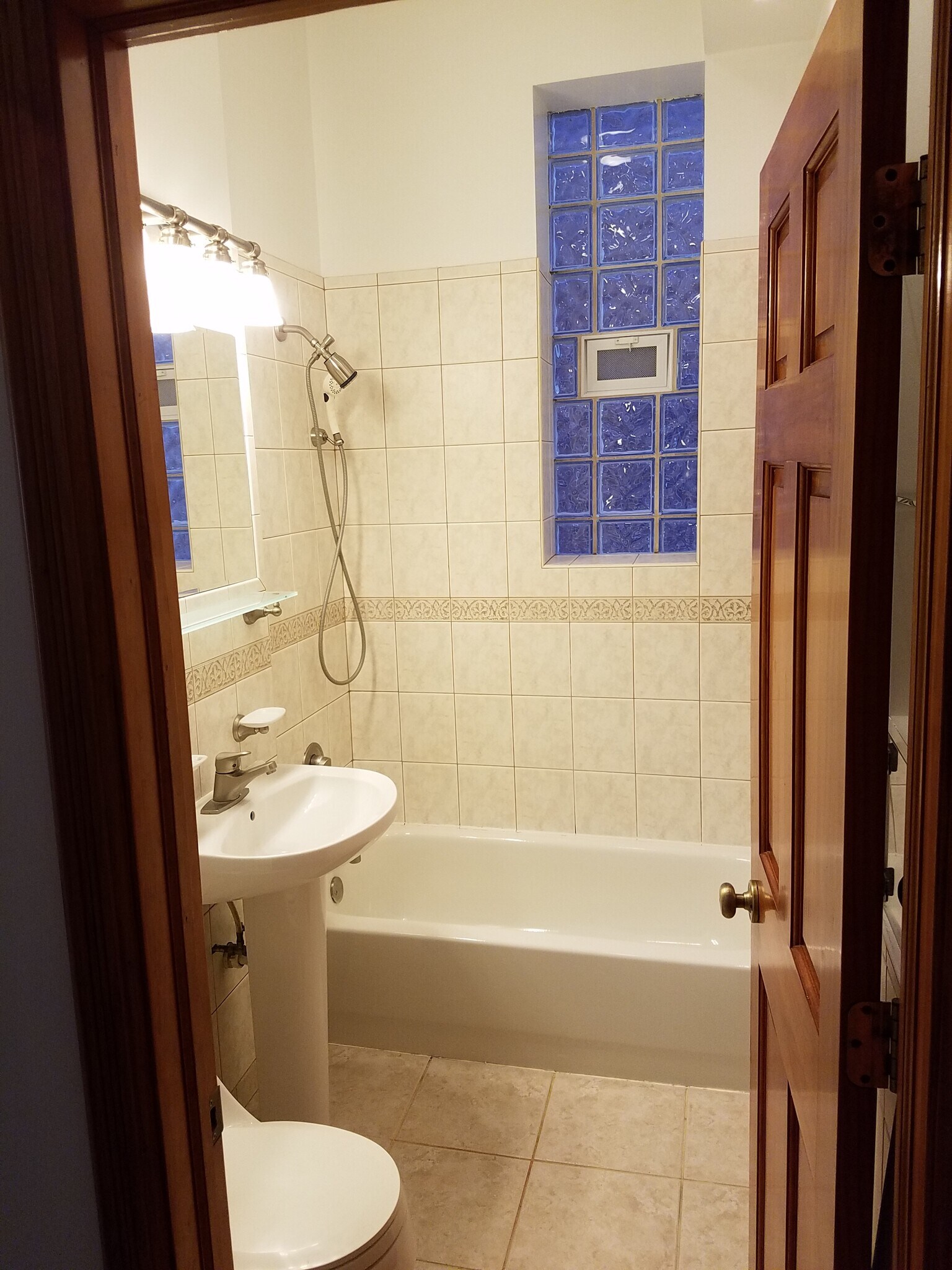 Building Photo - 1538 N Wood St