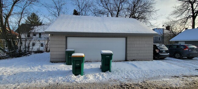 Building Photo - AVAILABLE NOW - 4 Bedroom with garage