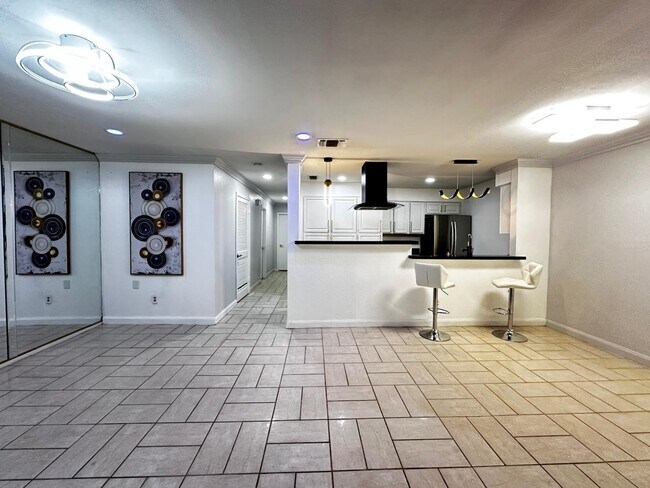 Building Photo - 101 W Del Mar Blvd