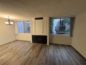Building Photo - 1626 N Poinsettia Pl