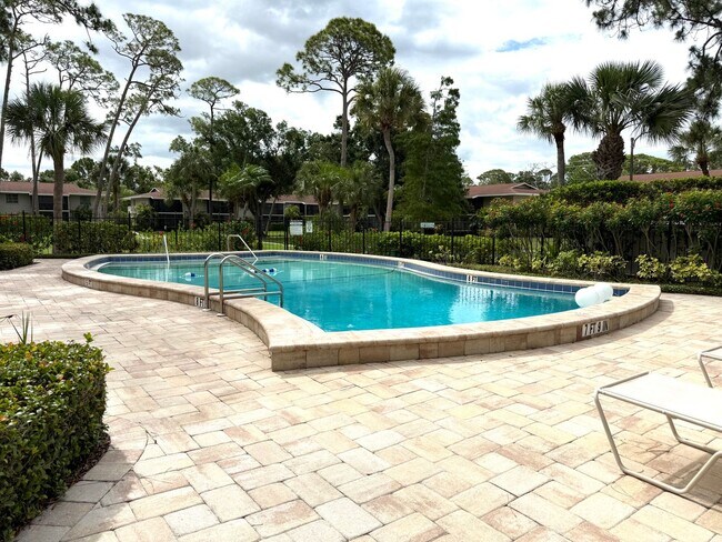 Building Photo - Charming 2-Bed/1-Bath First-Floor Condo in Gated Sarasota Community!