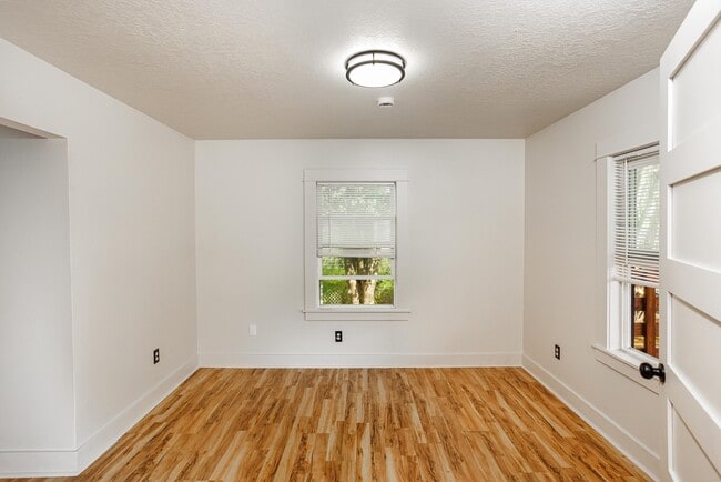 Building Photo - 4313 N Kerby Ave