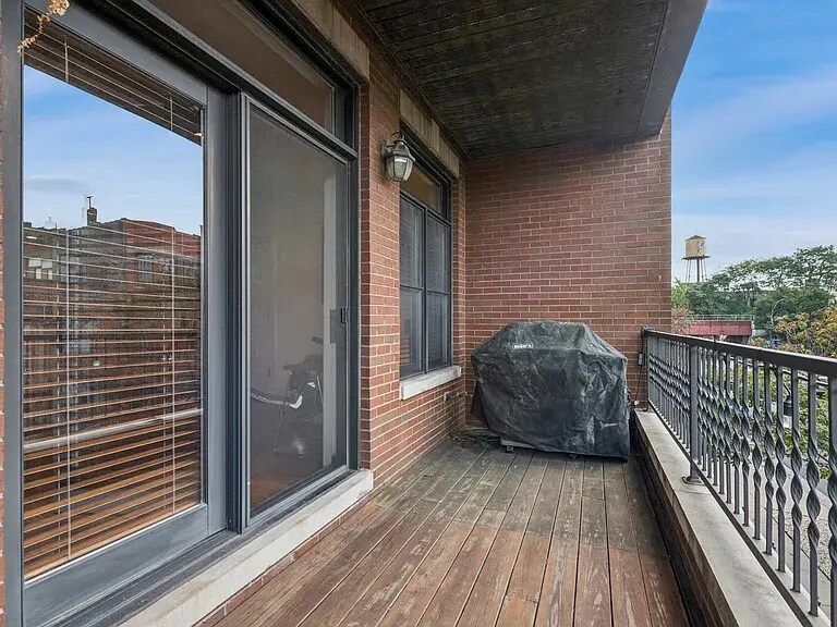 Building Photo - 453 N May St