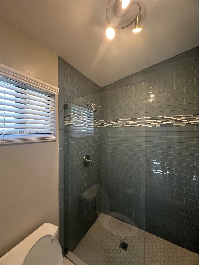 Building Photo - 458 SE 14th St