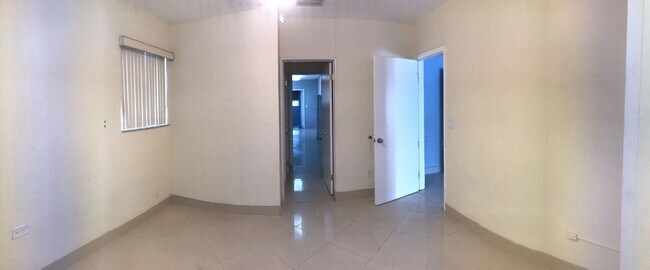 Building Photo - Miami Beach Home with a Pool!