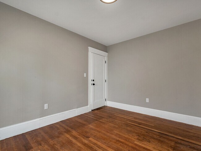 Building Photo - 54 Brook St