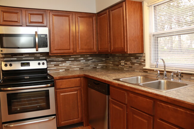 Kitchen - 252 Marcus St SW