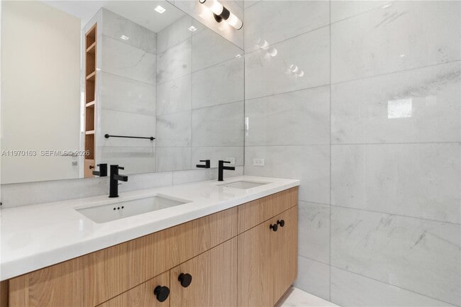 Building Photo - 536 W 51st St