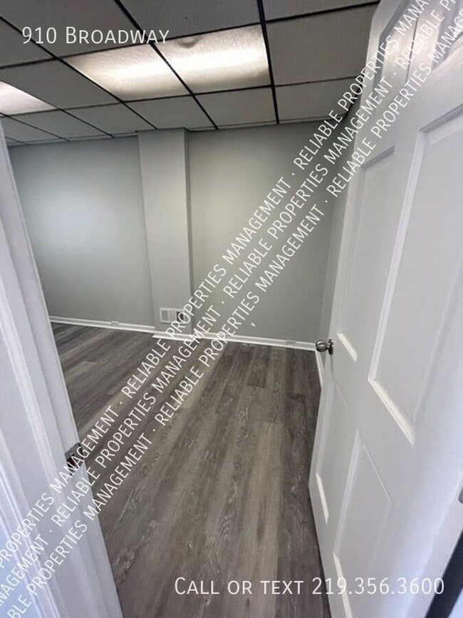 Building Photo - 910 Broadway-