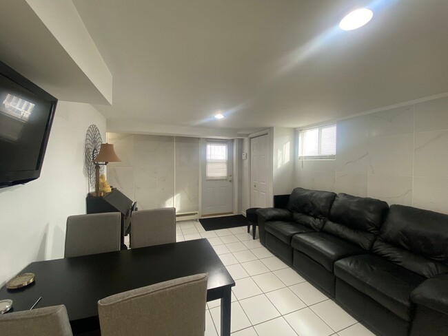 Building Photo - Charming 1 bedroom, fully furnished apartment