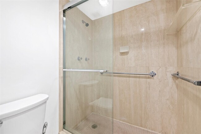 Building Photo - 1069 Hillsboro Mile