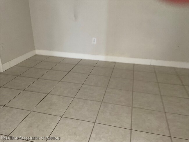 Building Photo - 2121 Lakeview Dr