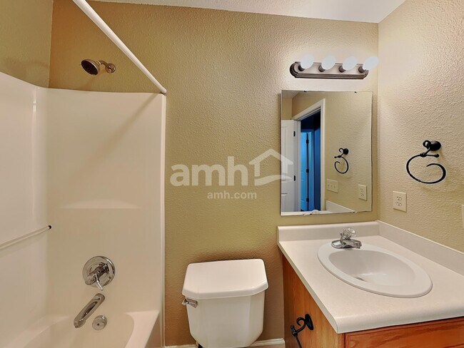 Building Photo - 220 Longview Bend