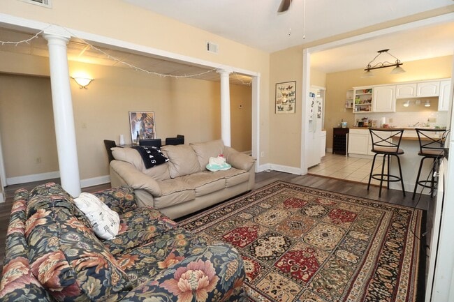 Building Photo - 4BR/2.5BA Urban Charm Meets Creative Energ...