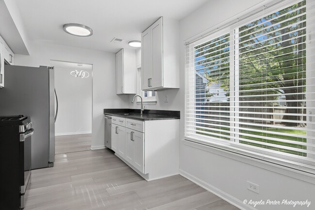 Building Photo - 1240 Huntington Dr