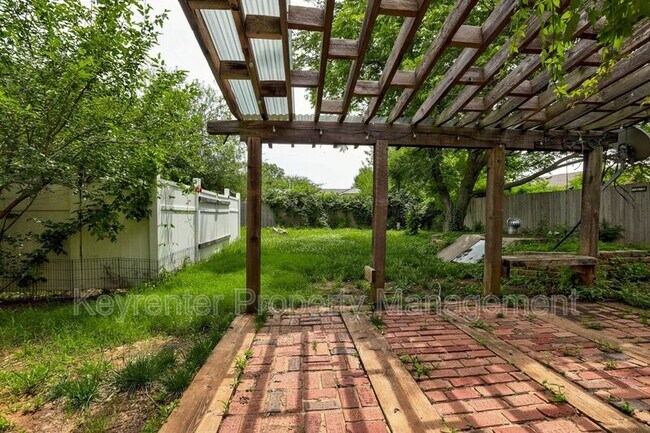 Building Photo - 1701 Oakhurst Ave