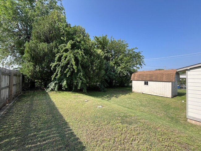 Building Photo - 1001 E 5th Ave