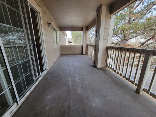 Building Photo - Spacious 2 bed, 2 bath townhome style cond...