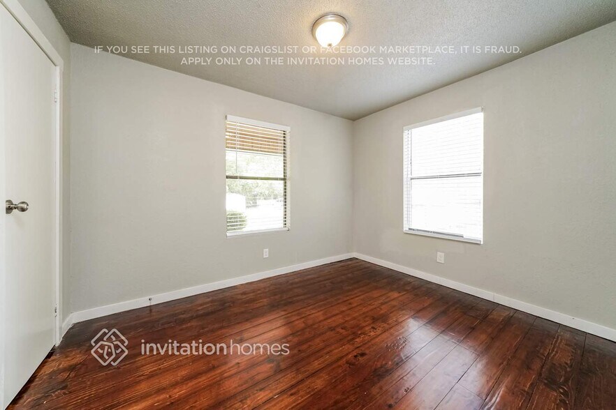 Building Photo - 213 E Gail Ln