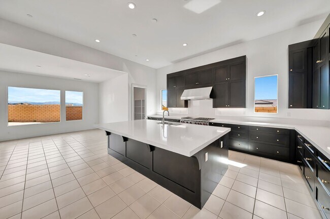 Building Photo - 30000 N Camino los Robles