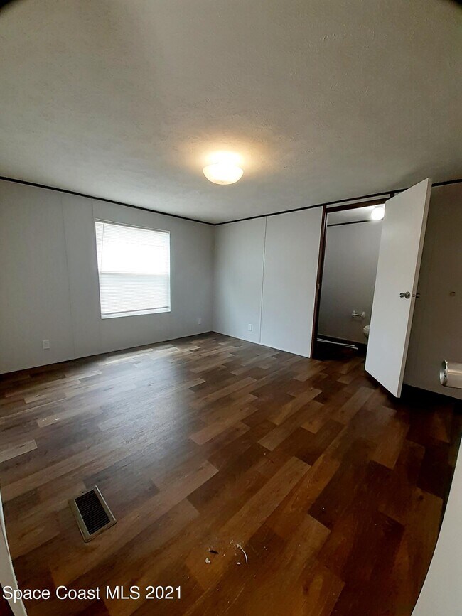Building Photo - 1632 Ridge Dr