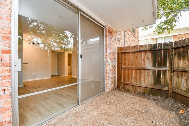 Building Photo - 2822 Briarhurst Dr