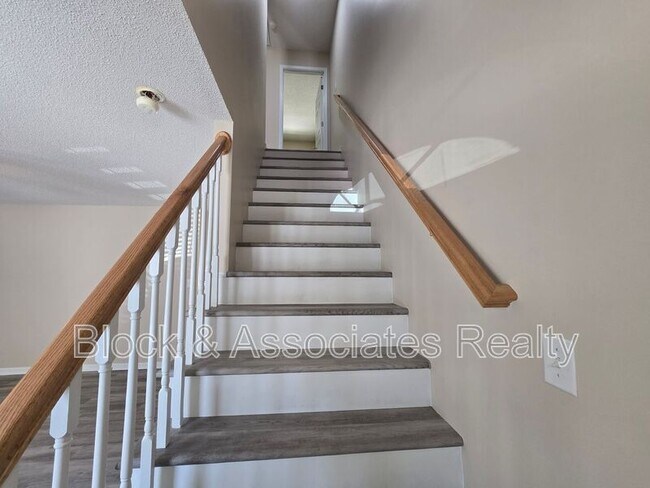 Building Photo - 108 Maple Grove Ct