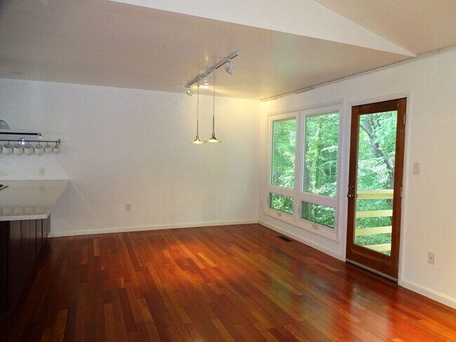 Building Photo - 5 BR Near Ft. Belvoir and Historic Mt. Vernon