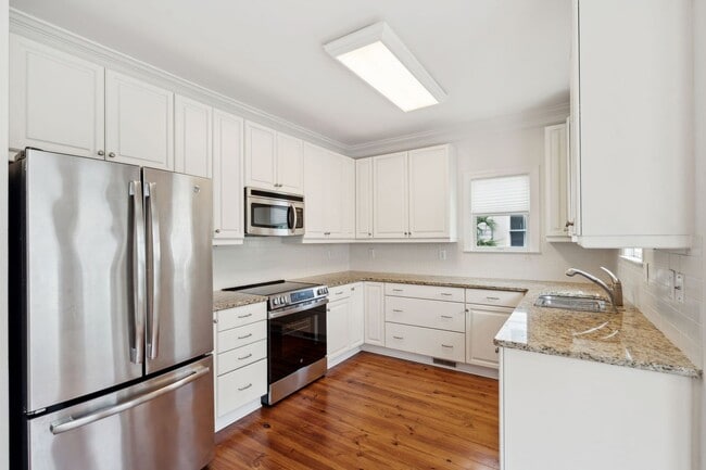Building Photo - Downtown Charleston Waterfront Townhouse