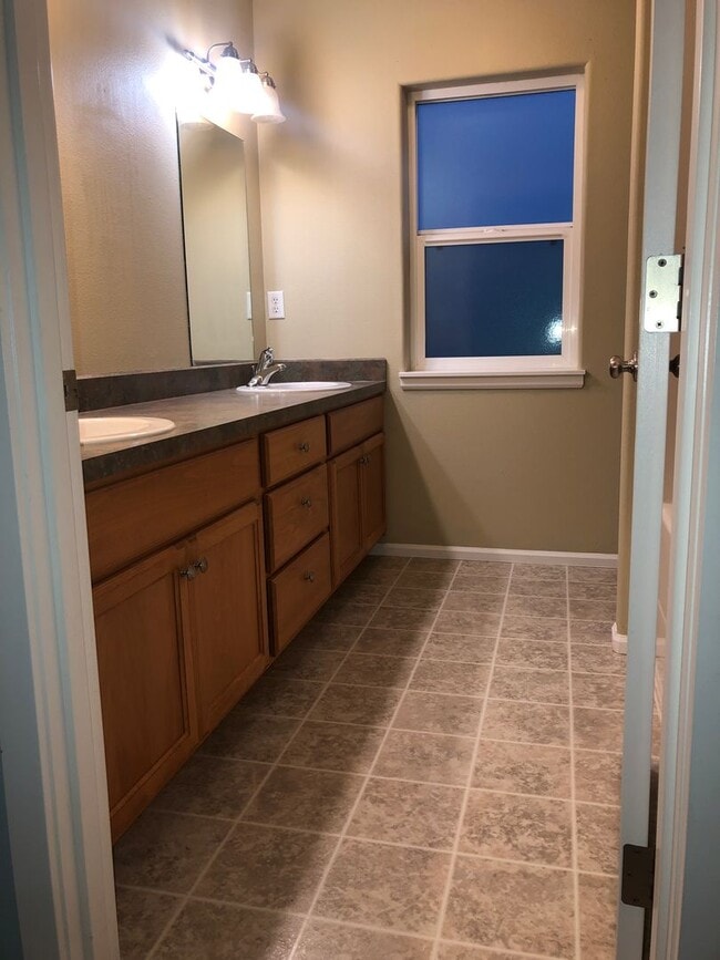 Building Photo - 3 Bed, 2 Bath Dallas Home!