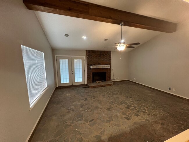 Building Photo - AVAILABLE NOW! 3/2/2