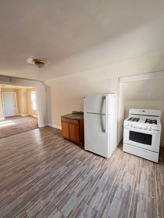 Building Photo - Cozy 2-Bedroom Apartment in Prime Location...