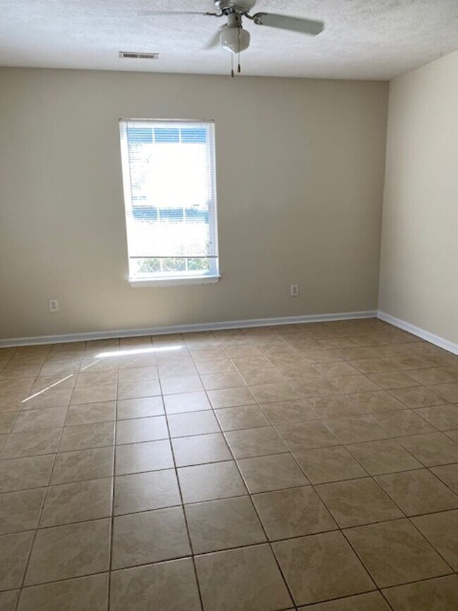 Building Photo - Home in Hillsdale