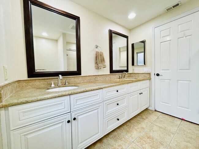 Building Photo - Beautiful 4 Bed 3 Bath + Huge Bonus Room A...