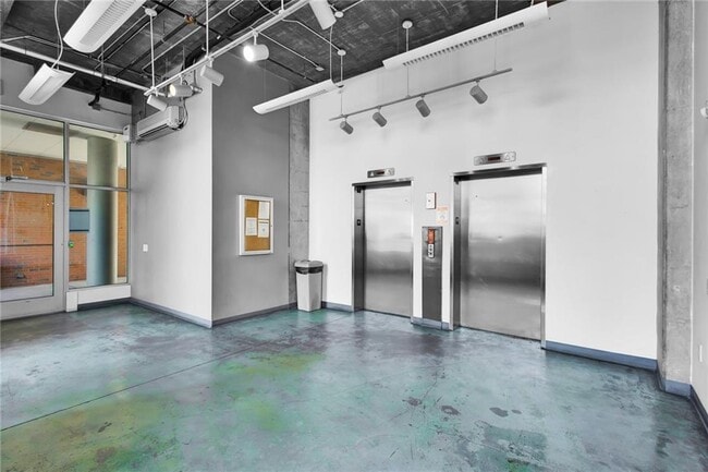 Building Photo - 620 Glen Iris Dr NE