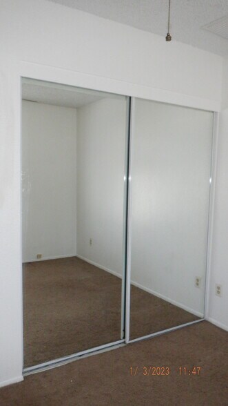 bedroom - 563 N Santa Anna