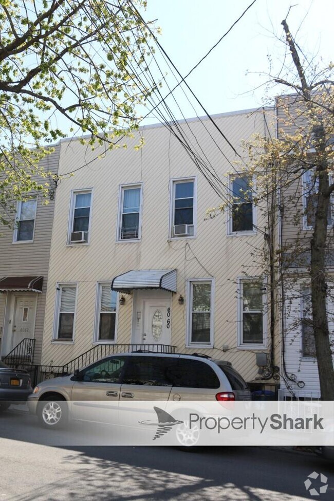 Building Photo - 60-60-60-56 56th St